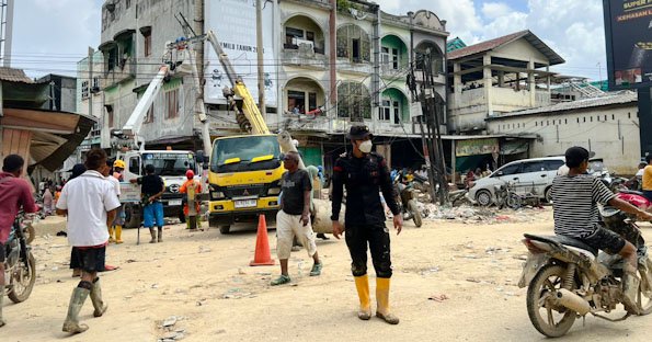 Personel Brimob Kawal Penormalan Listrik di Aceh Tamiang