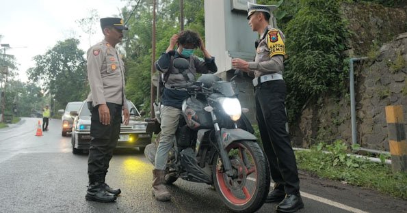 Polres Malang Bagikan Masker ke Pengendara di Perbatasan Lumajang, Dampak Erupsi Semeru