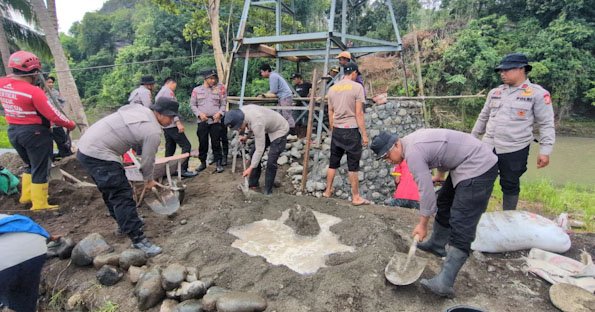 Mabes Polri Gerak Cepat Respon Pidato Presiden Prabowo, Satbrimobda Sulsel Bangun Jembatan Gantung di Soppeng