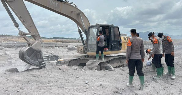 Polda Jatim Libatkan Personel Gabungan, Perbaiki Tanggul Sungai di Curah Kobokan Lumajang