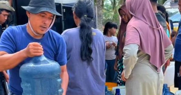 Polri Hadirkan Air Bersih Warga Terdampak Bencana Banjir di Sumatera