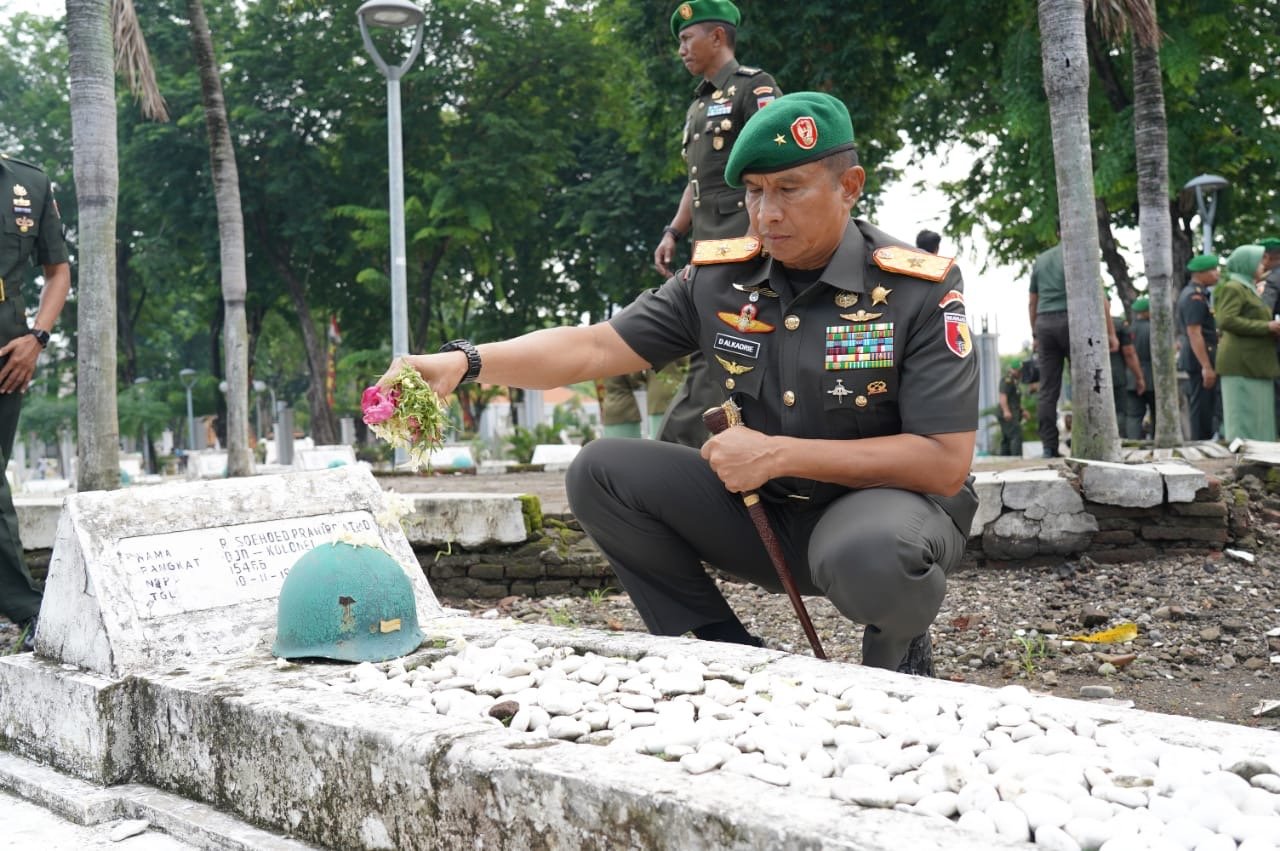 Korem 084/Bhaskara Jaya Ikuti Ziarah Rombongan Peringati Hari Juang Kartika dan HUT Kodam V/Brawijaya