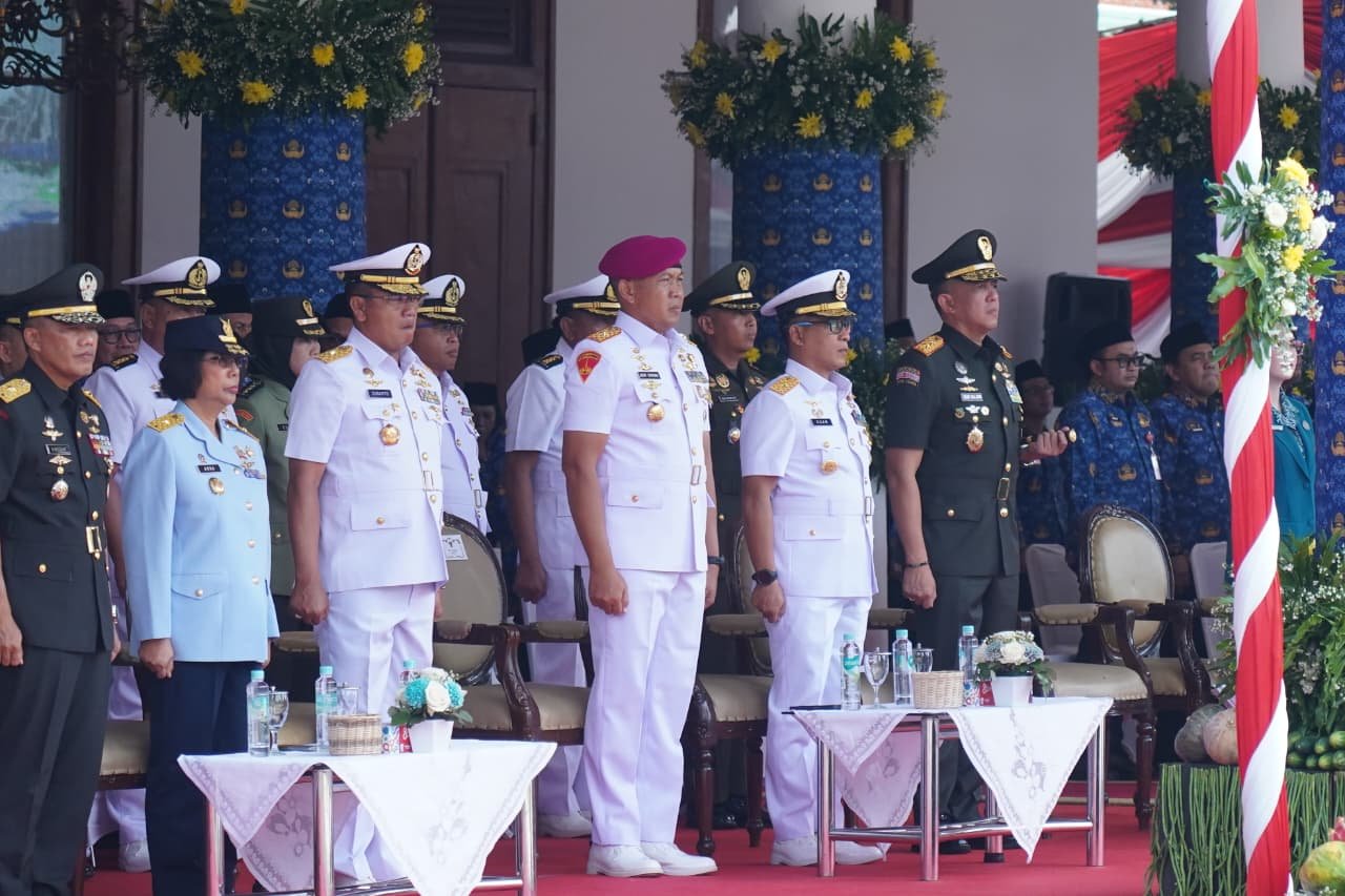 Pangdam V/Brawijaya Hadiri Upacara HUT Ke-54 Korpri Wujudkan ASN Profesional dan Berintegritas