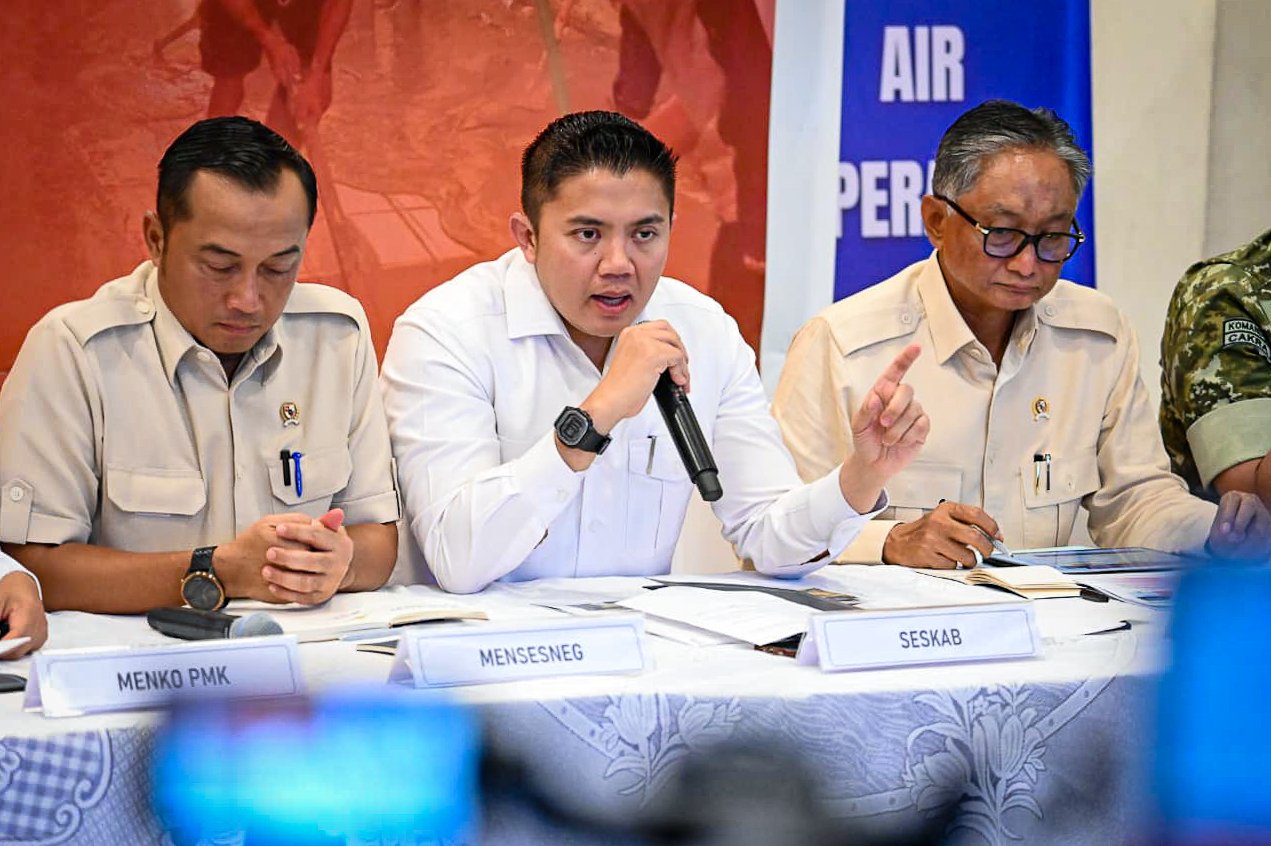 Seskab Teddy: Sejak Hari Pertama, Negara Hadir dan Bekerja Tangani Bencana Sumatera