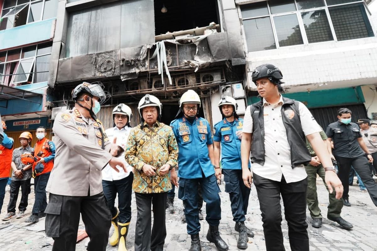 Tinjau Lokasi Kebakaran di Gedung Terra Drone, Mendagri Tegaskan Pentingnya Evaluasi Kelayakan Bangunan