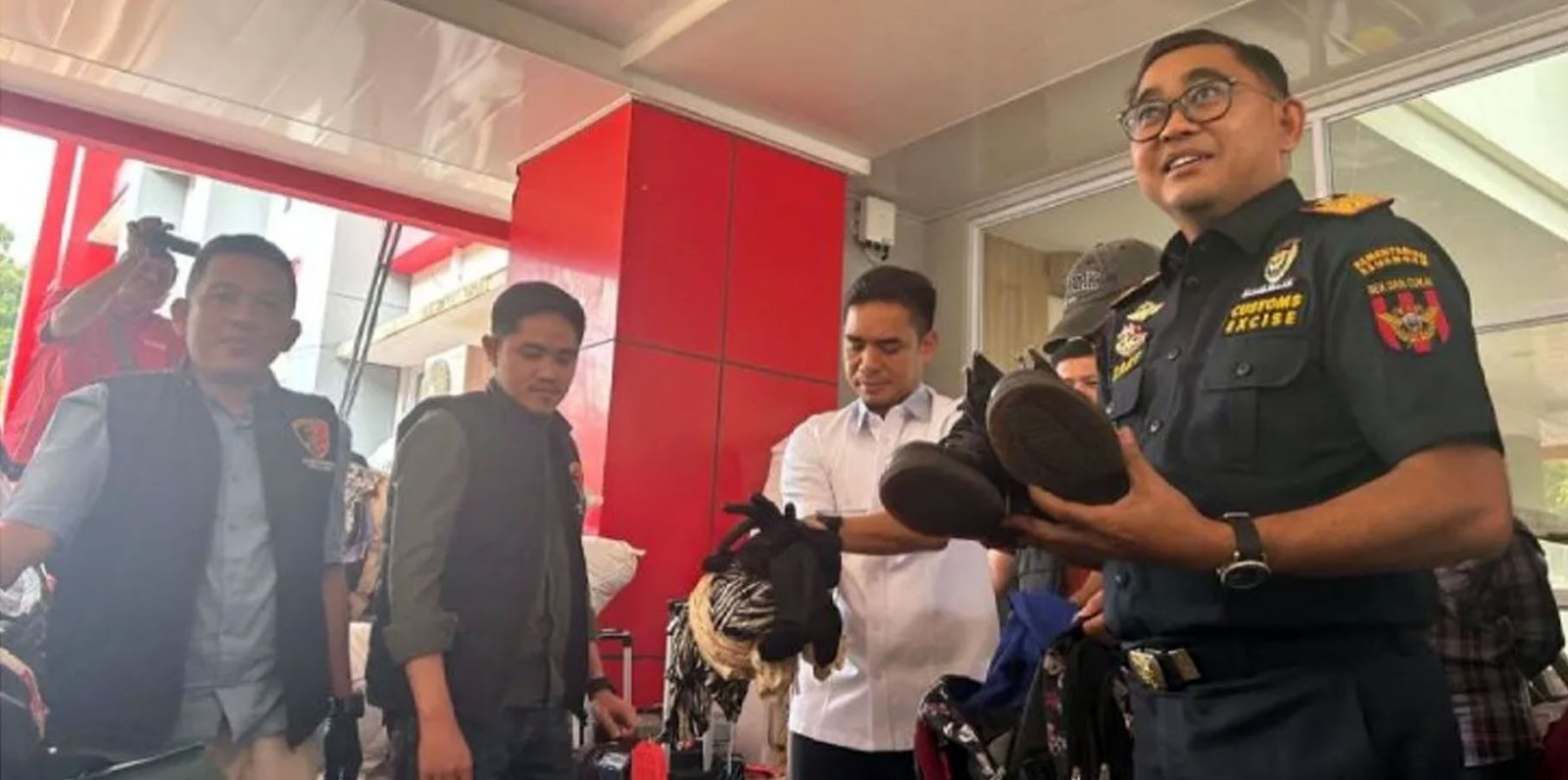 Polda Kepri Bersama Bea Cukai Batam Berhasil Gagalkan Penyelundupan 100 Koli Balpres