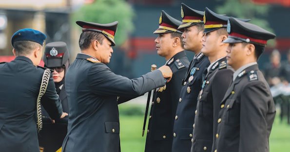 Kapolda Jatim Anugerahkan Tanda Kehormatan Kepada Ribuan Personel