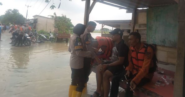 Polri ‘All Out’ Evakuasi, Hadirkan Randurlap dan Patroli Kesehatan Door to Door untuk Korban Banjir Karawang