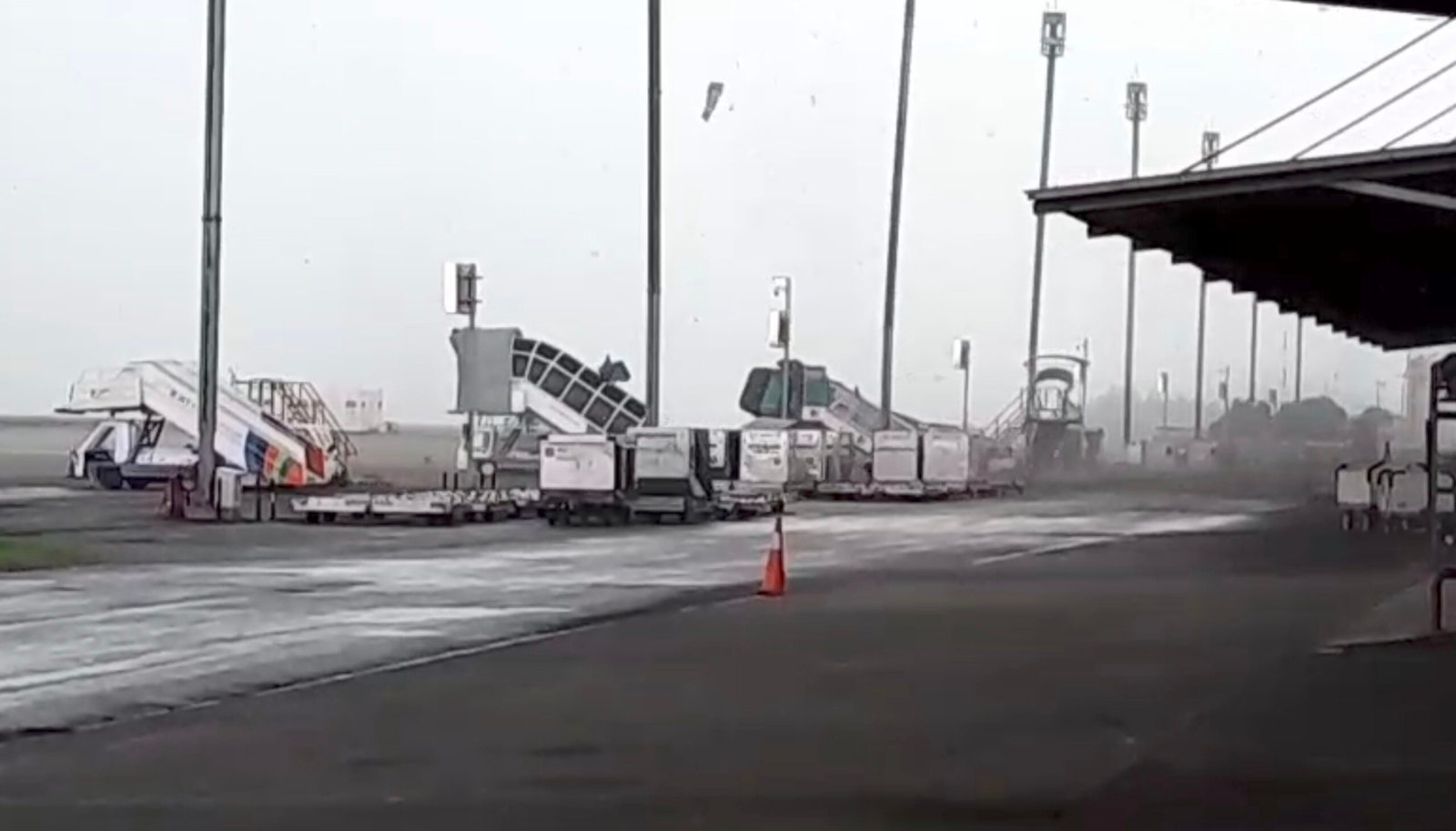 Cuaca Ekstrem Terjang Juanda, Tiga Penerbangan Dialihkan ke Semarang