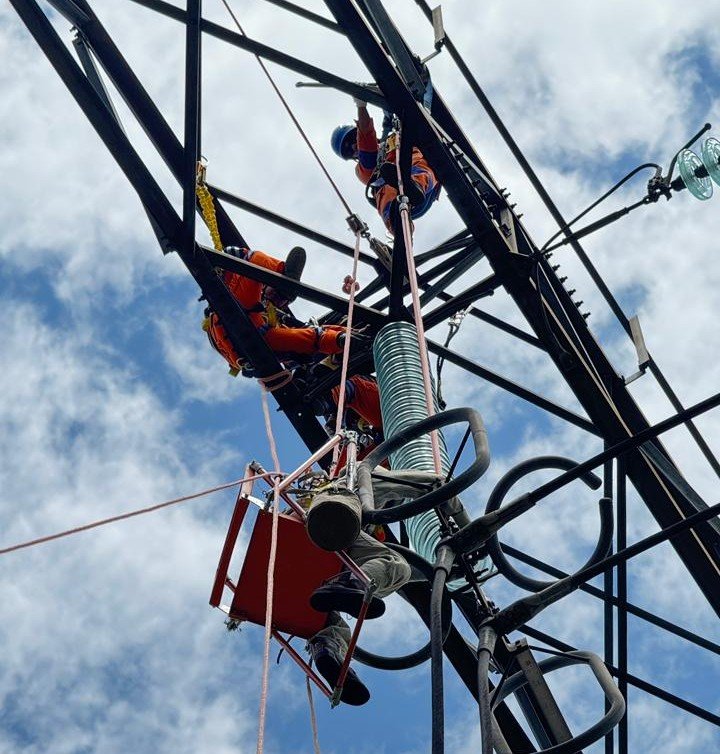 Tanpa Padam, PLN Sigap Ganti Isolator GITET 500 kV Kediri