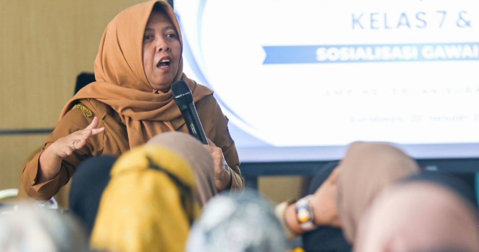 Pemkot Surabaya Gencarkan Pembatasan Gawai Pelajar, Orang Tua Diajak Aktif Awasi Anak
