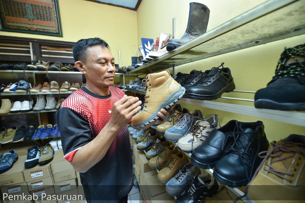 Dari Gang Kecil, Sepatu “Reno” Khas Karangsono, Kecamatan Sukorejo Jadi Primadona