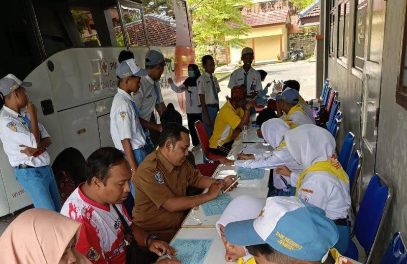 PMR Wira SMKN 2 Jember Tanamkan Kepedulian Sosial Lewat Donor Darah