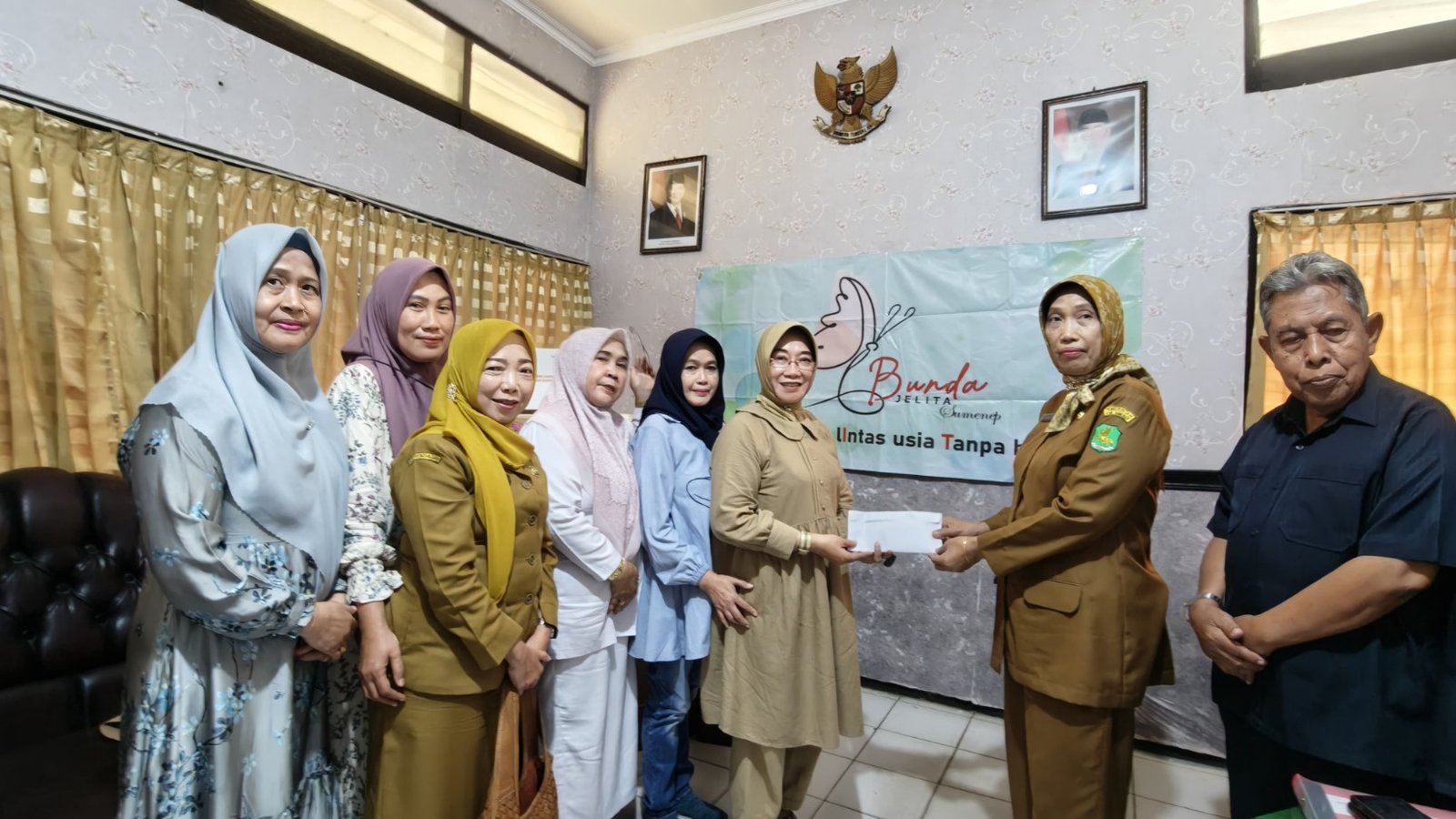 Bunda Jelita Serahkan Donasi Kemanusiaan untuk Korban Bencana di Sumatera Melalui PMI Sumenep