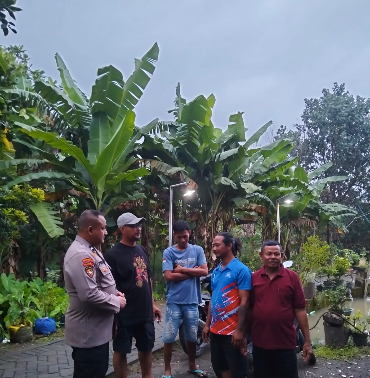 Polisi dan Perangkat Desa Cek Debit Air Sungai dan Aktivitas Transportasi Tambang di Kecamatan Taman Sidoarjo