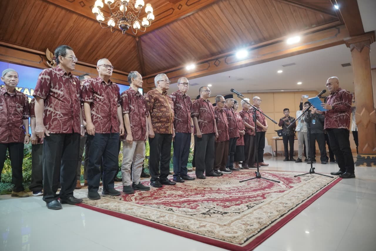 PWI Pusat Anugerahkan Anggota Kehormatan kepada Sultan HB X