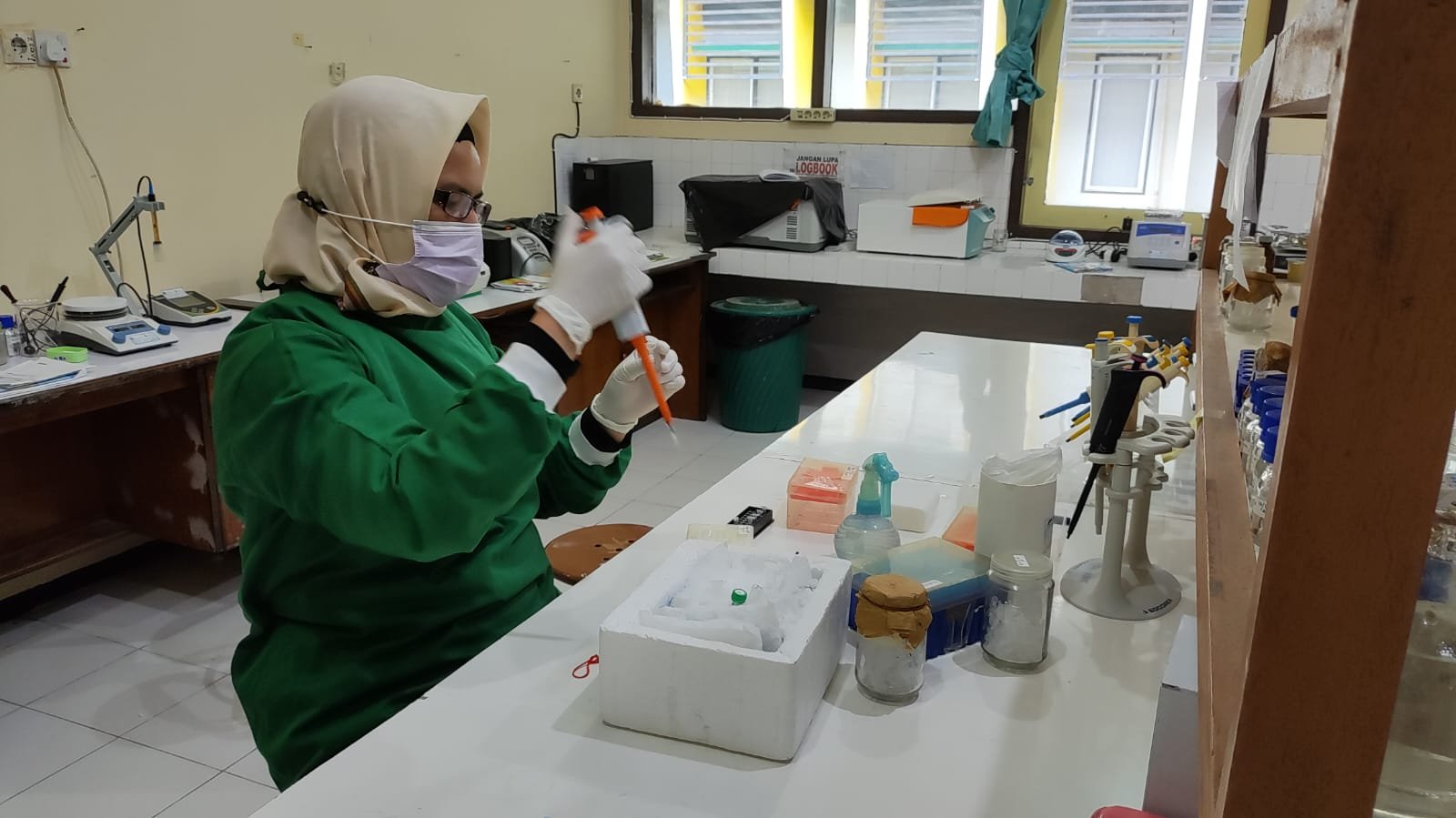 Angkat Potensi Laut Selatan Jember ke Kancah Global, UNEJ Bangga Luluskan Doktor Bioteknologi Pertama dengan Riset Pionir Antikanker