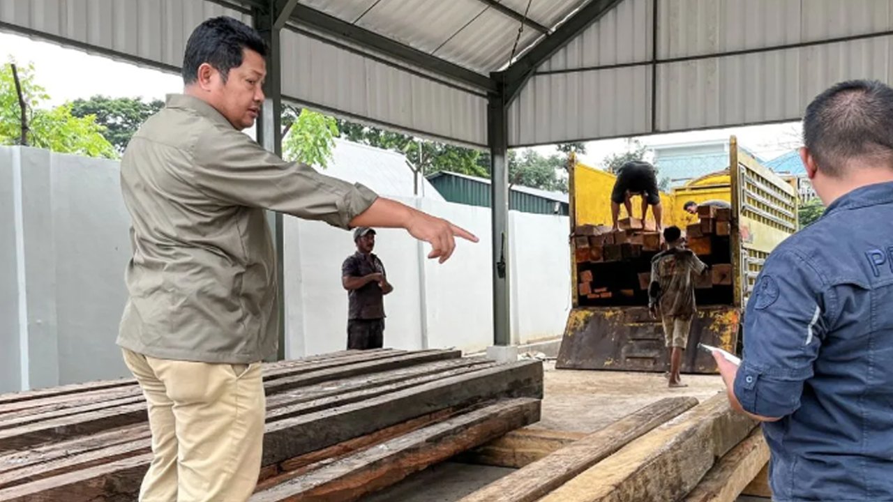 Kemenhut Tangkap 2 Truk Pengangkut Ratusan Kayu Ilegal di Sulawesi Selatan