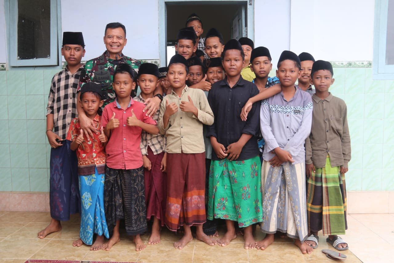 Dialog Hangat Kasdam dan Santri di Lokasi TMMD Sumenep; Sapa, Dengar, hingga Foto