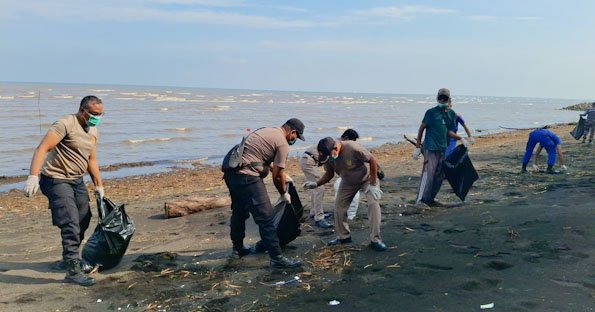 Gerakan Indonesia Asri: Polres Probolinggo Bersama Warga Percantik Destinasi Wisata Pantai