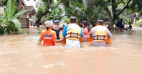 Polres Jember Evakuasi Korban Banjir di Rambipuji, Pastikan Bantuan Tersalurkan