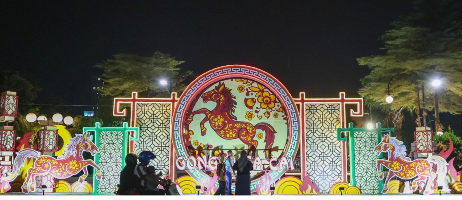 Sambut Imlek 2026, Pemkot Surabaya Pasang Dekorasi Kuda Api Hiasi Balai Kota