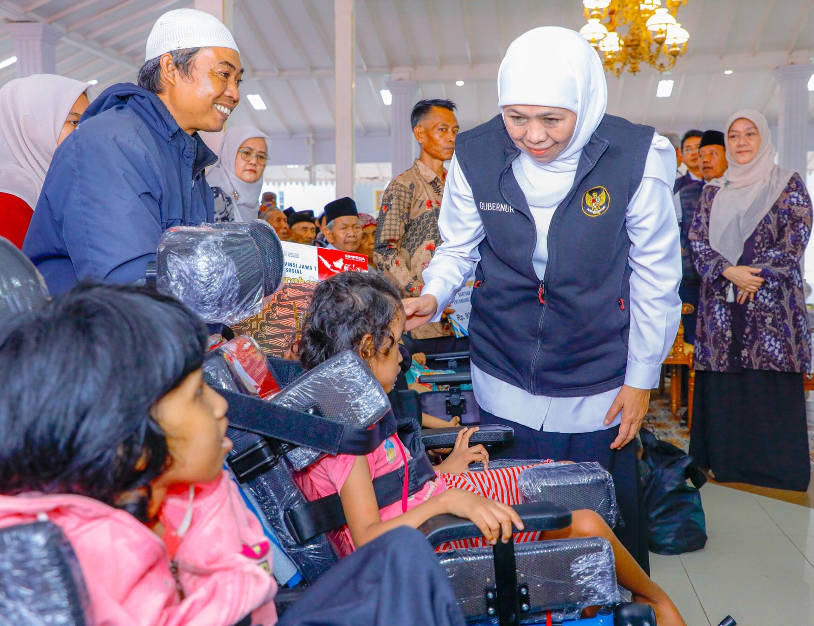 Sapa Bansos 2026, Gubernur Khofifah Salurkan Rp7,7 Miliar Lebih di Pasuruan