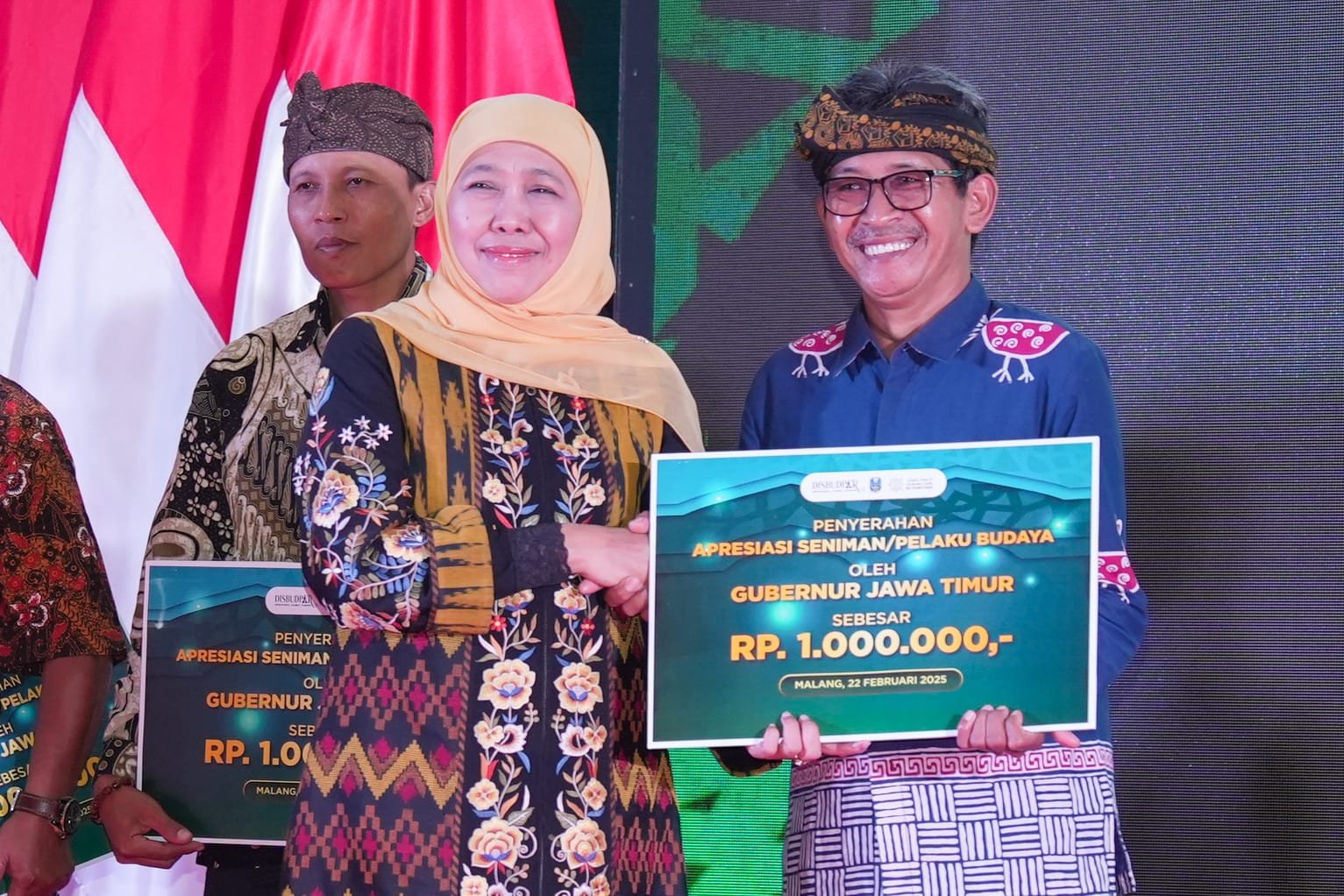 Gubernur Khofifah Serahkan Apresiasi ke Seniman, Juru Pelihara Cagar Budaya dan 46 Sertifikat WBTB 2025