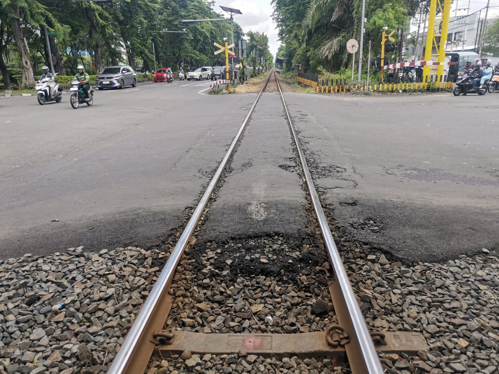 KAI Daop 8 Surabaya Perbaiki Tiga Perlintasan Sebidang, Pengguna Jalan Diimbau Waspada