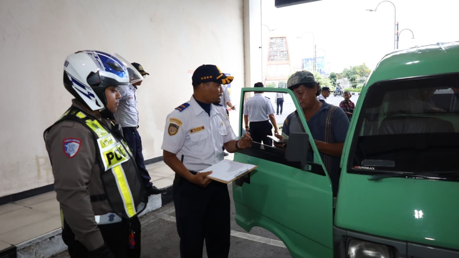 Tak Laik Jalan, Puluhan Angkutan Umum Terjaring Razia di Surabaya