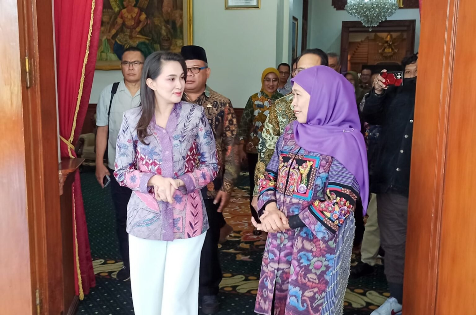 Khofifah Terima Gubernur Maluku Utara di Grahadi, Bahas SPBE hingga Penguatan ASN