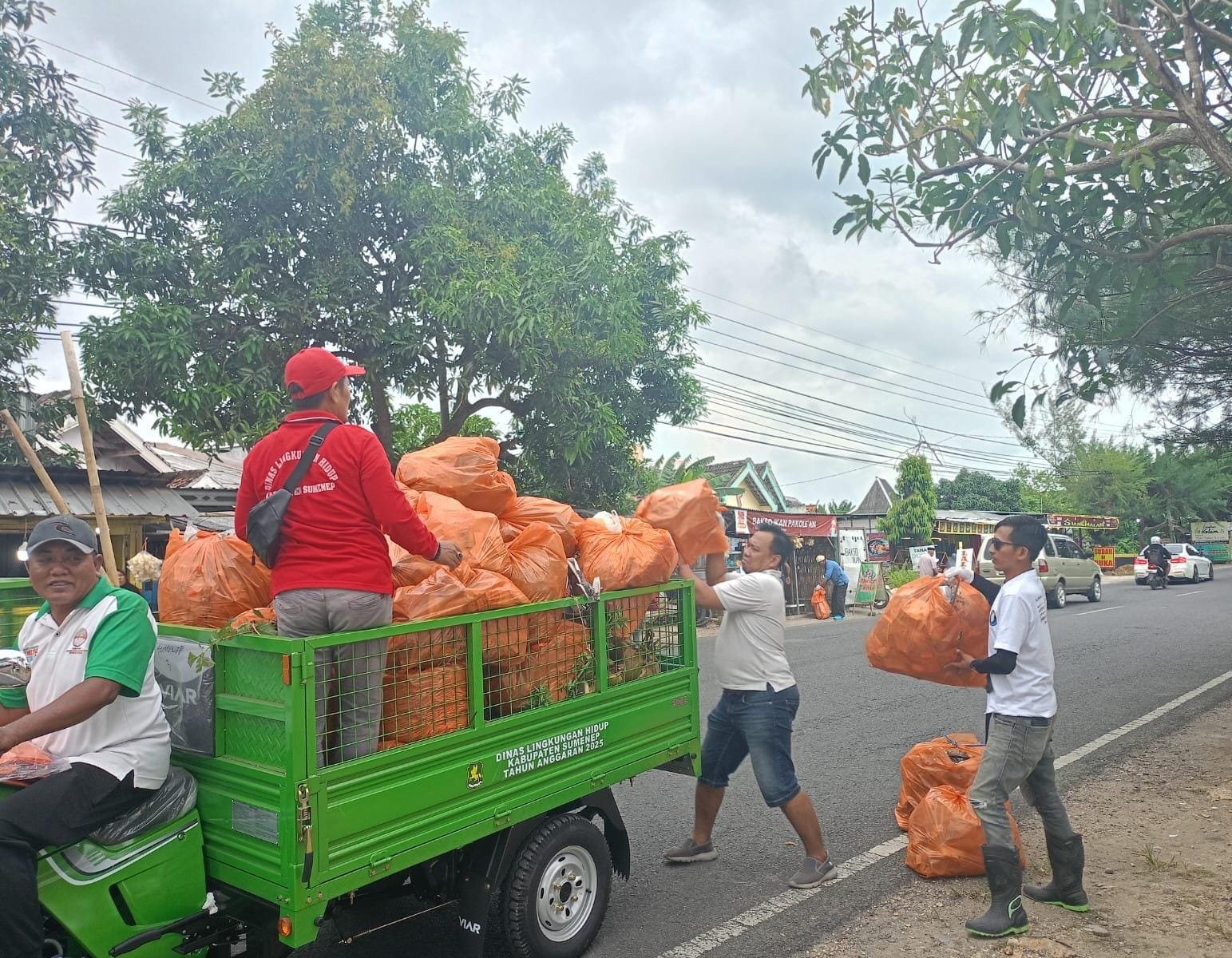 DLH Sumenep dan JSI Wujudkan Kepedulian Terhadap Lingkungan dengan Aksi Bersih Sampah