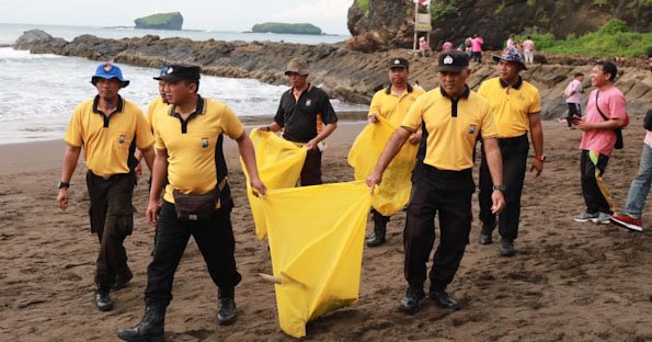 Polres Jember Laksanakan Gerakan Indonesia Asri Bersihkan di Pantai Watu Ulo