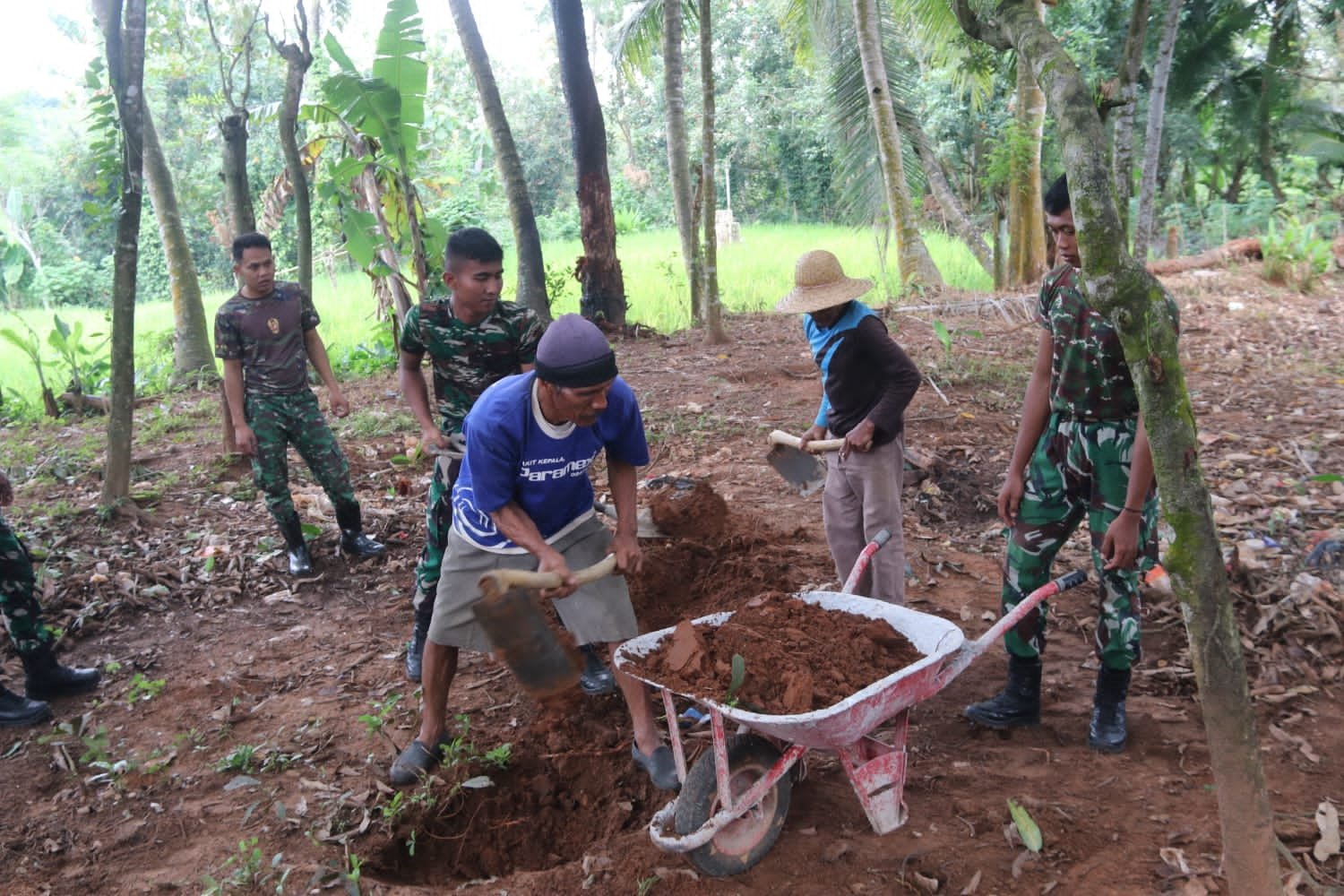 Satgas TMMD Gali Tanah untuk Pondasi Pasang Keramik Masjid