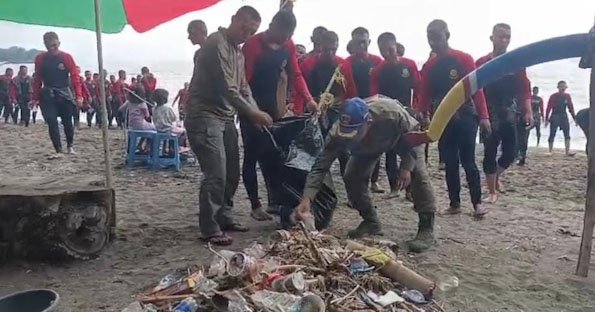 Pusdik Brimob Gelar Aksi Bersih Pantai Pasir Putih Situbondo, Tindak Lanjuti Arahan Presiden RI