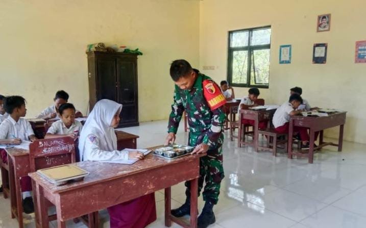 Pastikan Tepat Sasaran, Babinsa Koramil Dasuk Sumenep Kawal Pelaksanaan Program MBG