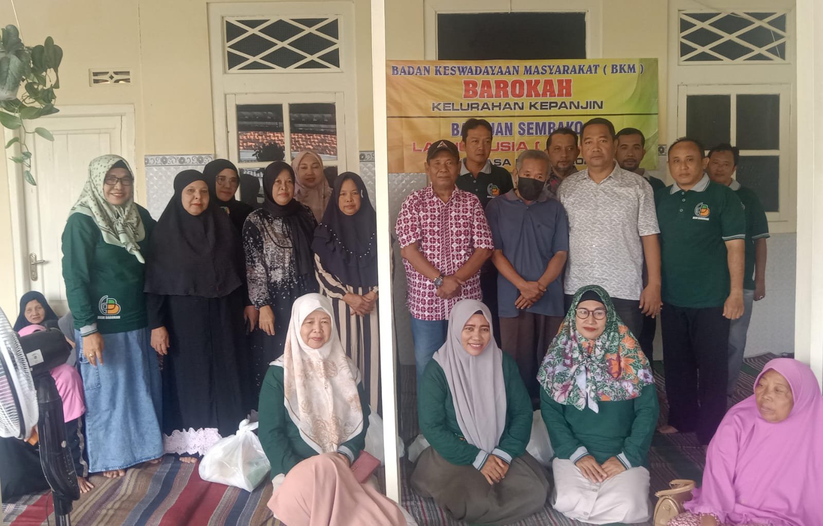 BKM Barokah Kelurahan Kepanjin Salurkan Sembako kepada 100 Lansia