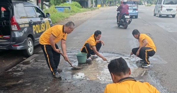 Dalam Operasi Keselamatan Semeru 2026, Polresta Sidoarjo Tambal Jalan Berlubang