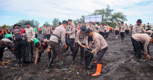 Polres Lumajang Gelar Aksi Bersih-bersih, Wujudkan Pantai Watu Pecak Asri