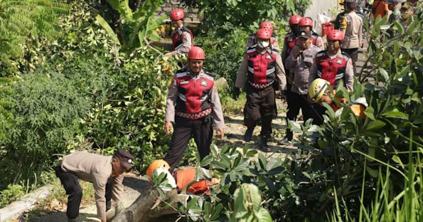 Tanggap Bencana, Polres Tuban Tangani Dampak Angin Puting Beliung