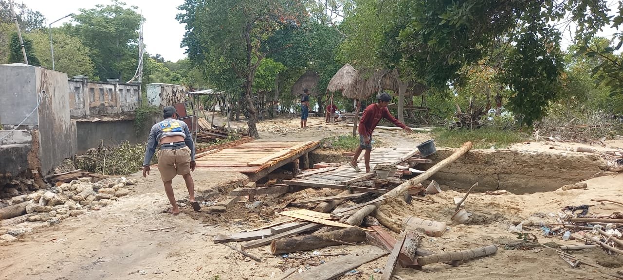 Warga Bringsang Sumenep Gotong Royong Perbaiki Jembatan Darurat