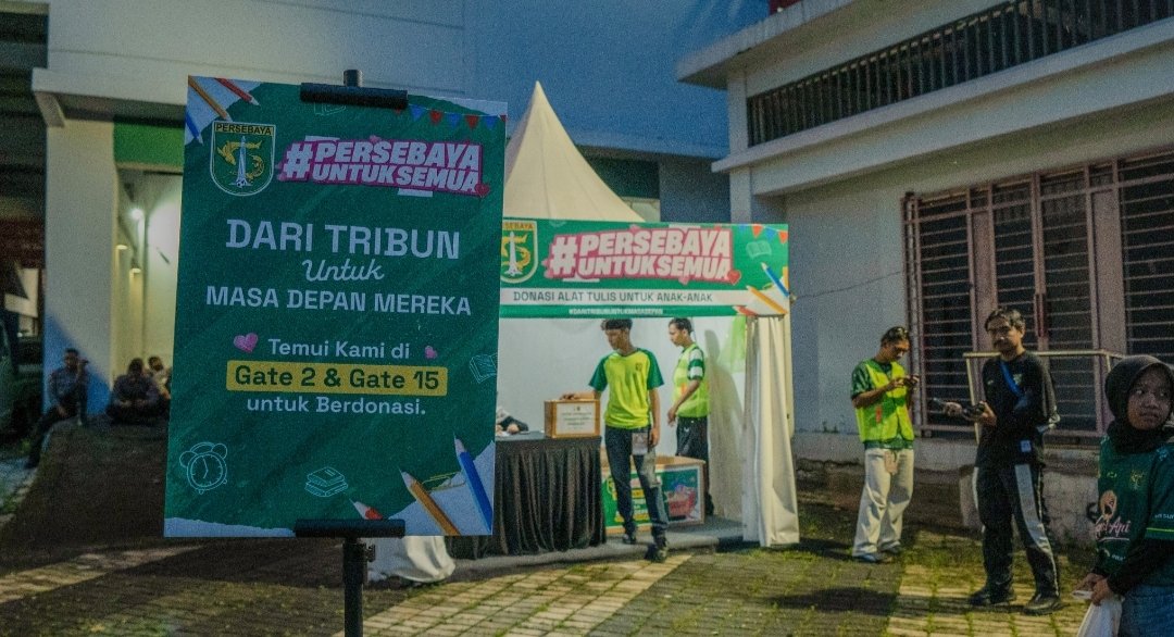 Gelar Aksi Sosial, Persebaya dan Bonek Donasikan Puluhan Ribu Paket Alat Tulis