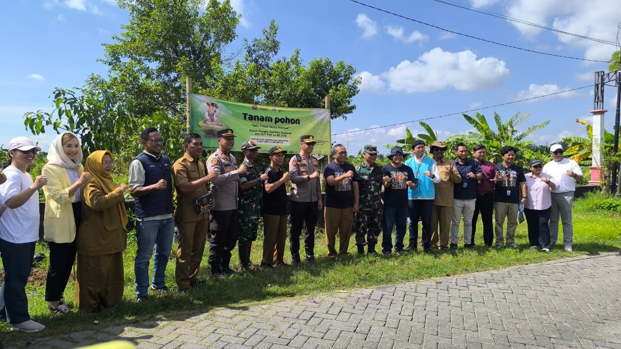 PWI Gresik Bergerak, Ratusan Pohon Produktif Ditanam di Kawasan Banjir Kali Lamong