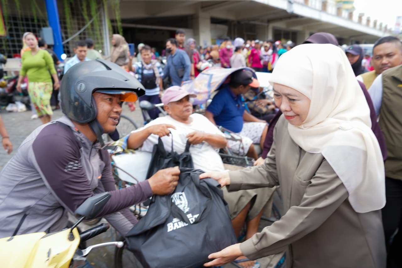 Gubernur Khofifah Bagikan Sembako untuk Masyarakat Kurang Mampu, Marbot dan Ojol