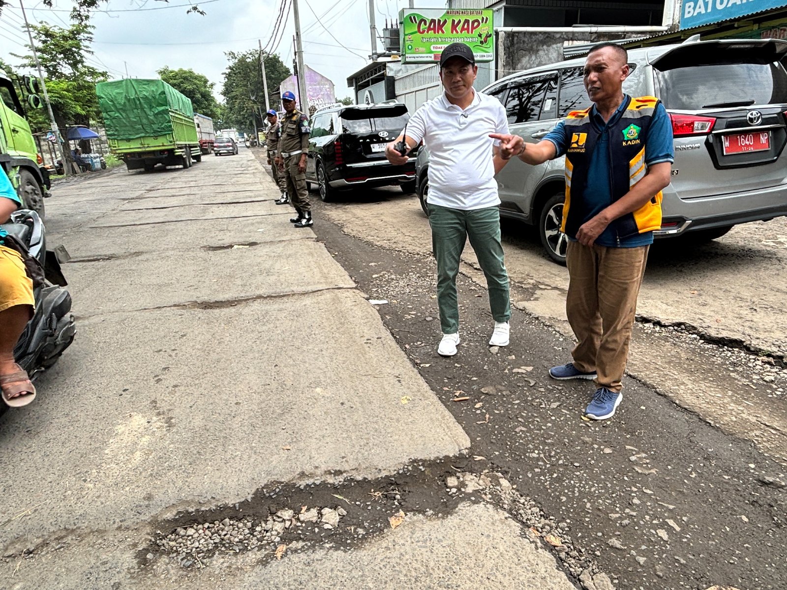 Bupati Sidoarjo Tegaskan Perbaikan Jalan Harus Overlay
