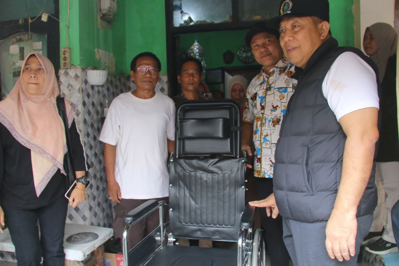 Bupati Subandi Serahkan Kursi Roda dan Pastikan Jaminan Kesehatan