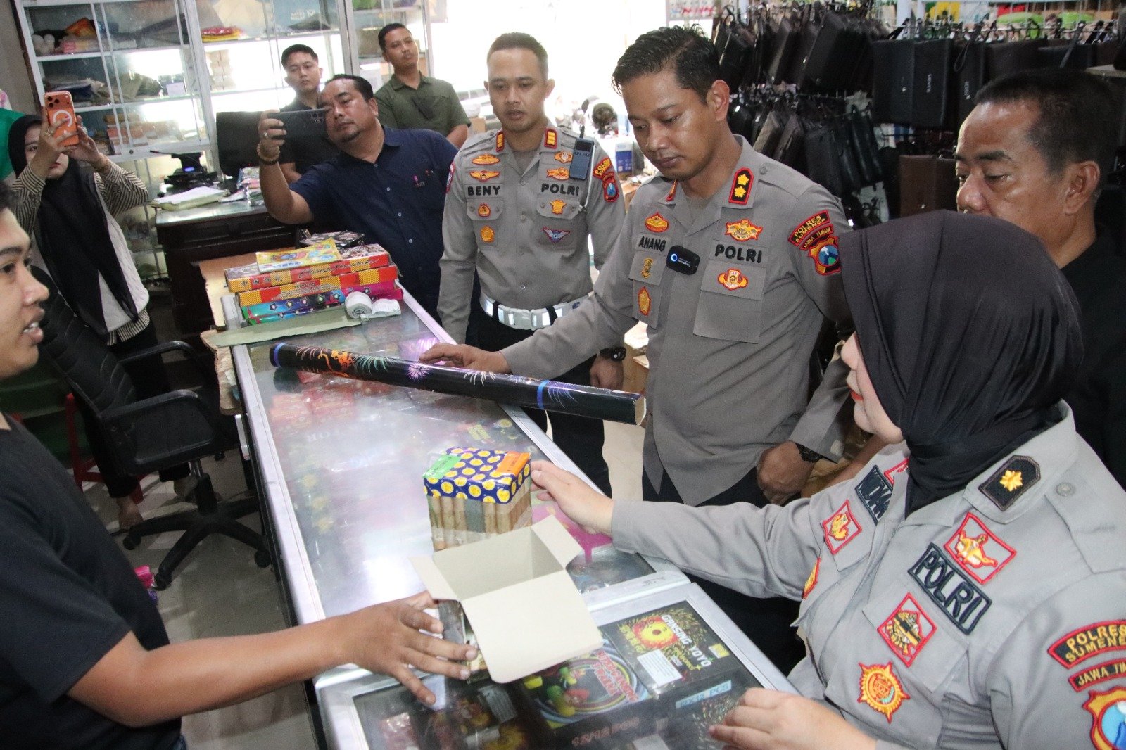 Hari Pertama Ramadan, Kapolres Sumenep Sidak Petasan di Toko Penjual Kembang Api
