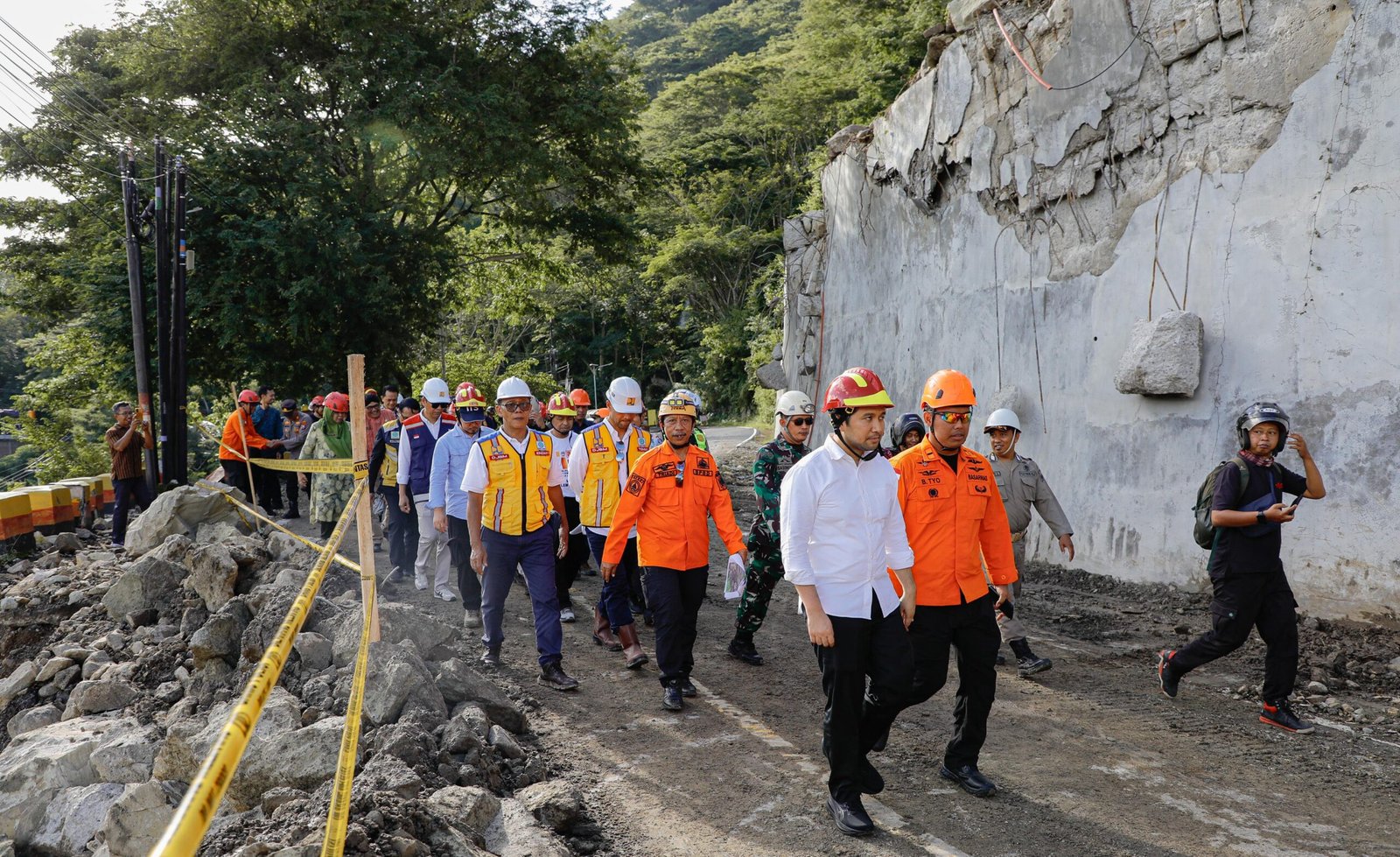 Wagub Emil Tinjau Longsor di Jalur Nasional Trenggalek–Ponorogo, Pastikan Percepatan Penanganan