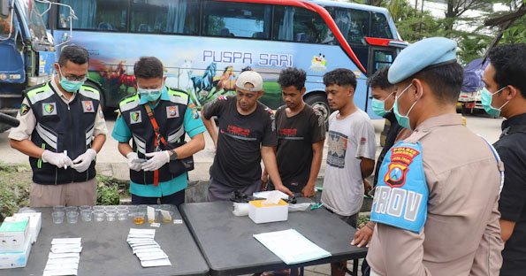 Pastikan Keselamatan Perjalanan, Polres Pelabuhan Tanjung Perak Cek Urine 43 Sopir Truk dan Bus Jelang Mudik Lebaran