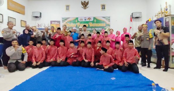 Ramadan Penuh Berkah di Surabaya: Polisi Pererat Silaturahmi Lewat Takjil dan Santunan Anak Yatim